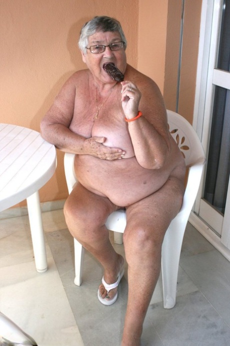 hot granny outdoor nude pics