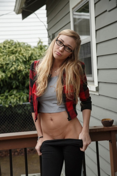 Kendra Sunderland hot pictures