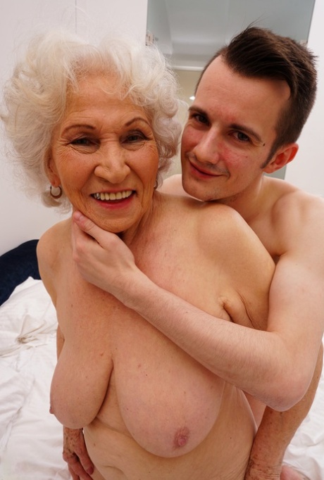 old women shoot nude pic