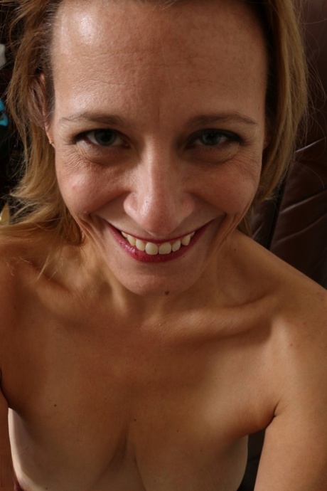 mature 40 yr old spreading naked galleries