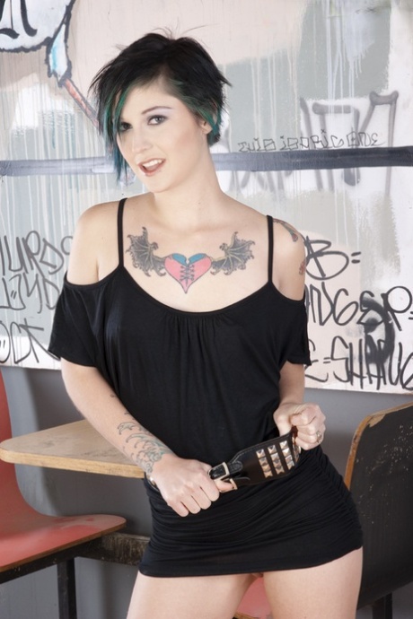 Kleio Valentien free pictures