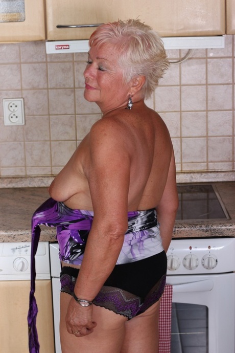 older women pussy spreading