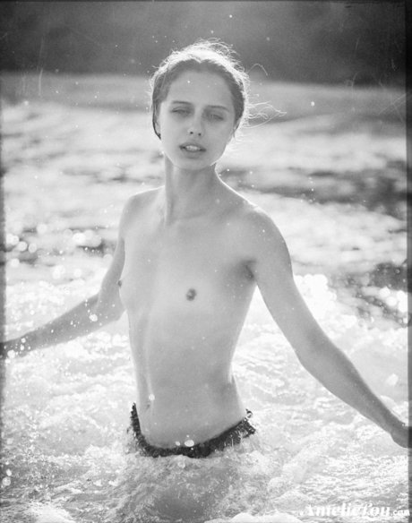 Amelie Lou naked images